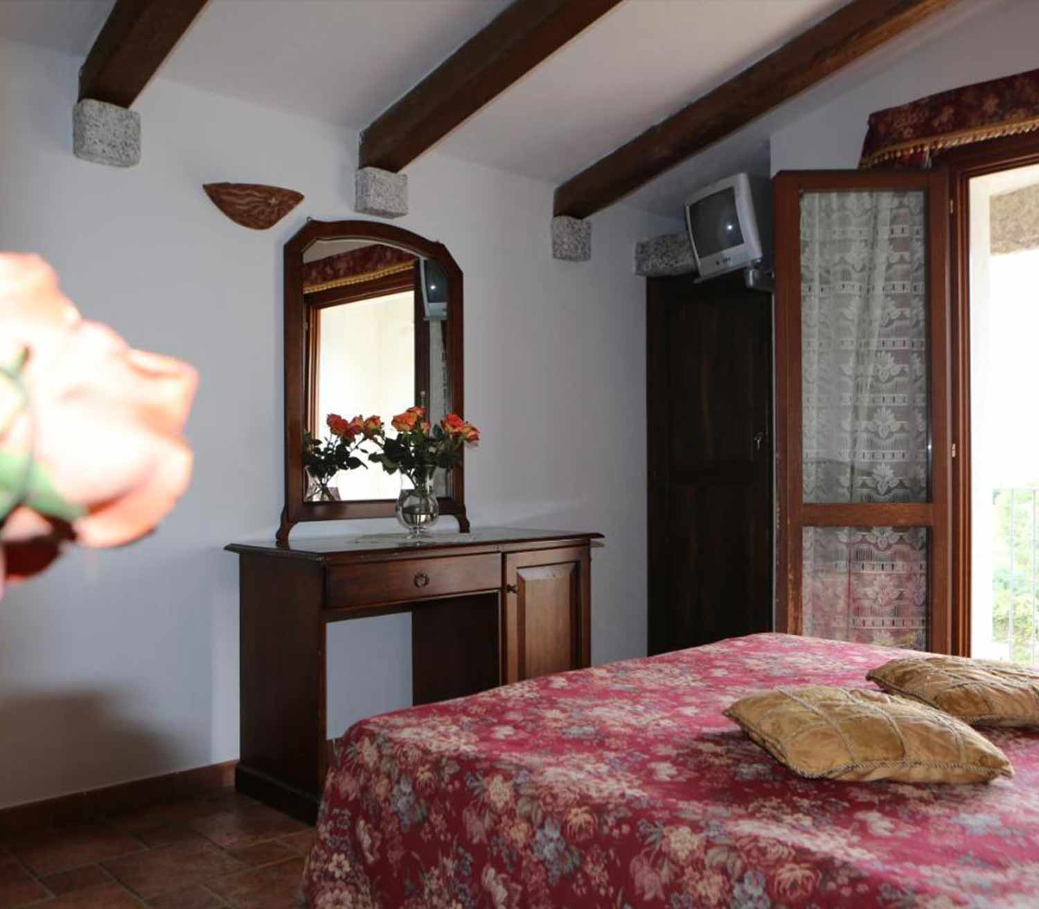 https://www.agriturismoilvermentino.it/wp-content/uploads/2022/07/06-mobile-TANI-CAMERE-AGRITURISMO-VERMENTINO-GALLURA-MONTI-ITALIA-SARDEGNA.jpg